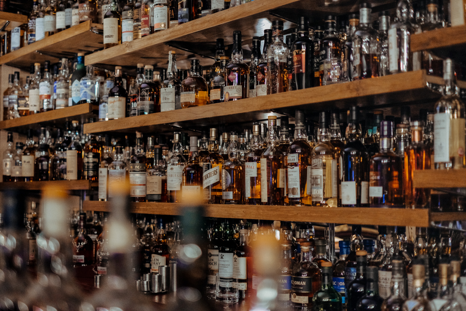 The Whisky Bar Crawl: Edinburgh’s Top Spots for Tasting Scotland’s Spirit